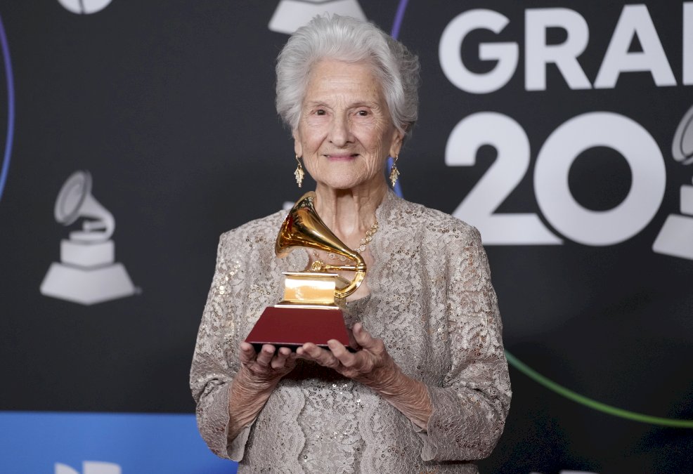 muere-angela-alvarez,-cantante-cubana-que-gano-un-grammy-a-los-95-anos