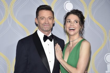 fotos:-hugh-jackman-y-sutton-foster-confirman-su-romance