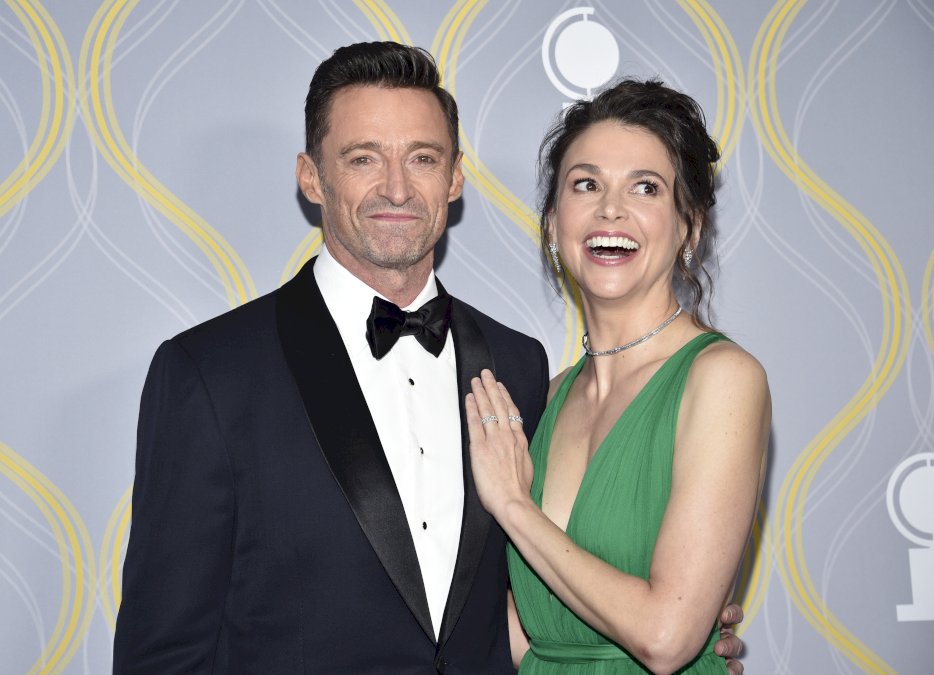 fotos:-hugh-jackman-y-sutton-foster-confirman-su-romance