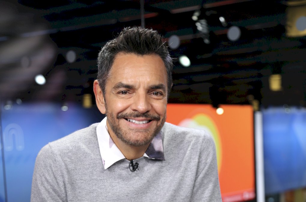 eugenio-derbez-llora-al-recibir-un-“regalo-especial”-de-una-fan