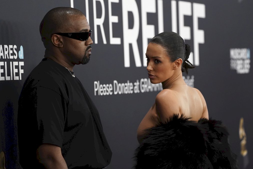 kanye-west-y-bianca-censori-escandalizan-la-alfombra-roja-de-los-grammy-2025