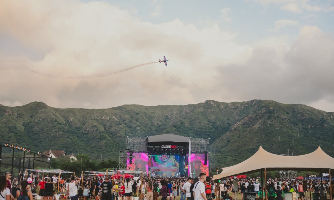 cosquin-rock-2025:-line-up,-horarios,-escenarios,-entradas,-precios,-como-llegar-y-mas