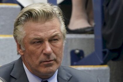 alec-baldwin-amenaza-a-comediante-por-increparlo-sobre-el-caso-“rust”-(video)