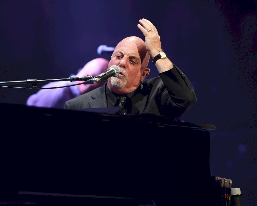 video:-billy-joel-sufre-caida-durante-su-concierto-en-connecticut