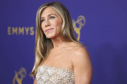 un-hombre-estrello-su-auto-contra-la-casa-de-jennifer-aniston-en-bel-air