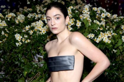 lorde-se-revela-en-la-met-gala-con-su-atuendo-“huevo-de-pascua”