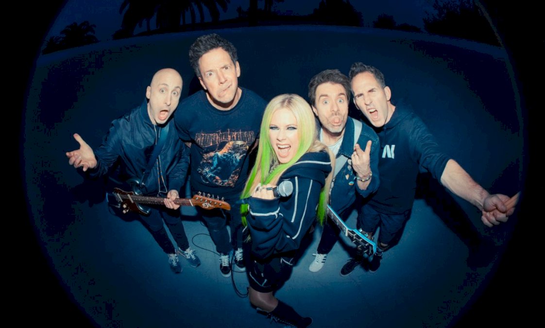avril-lavigne-y-simple-plan-traen-de-vuelta-el-inicio-de-los-2000s-con-‘young-&-dumb’