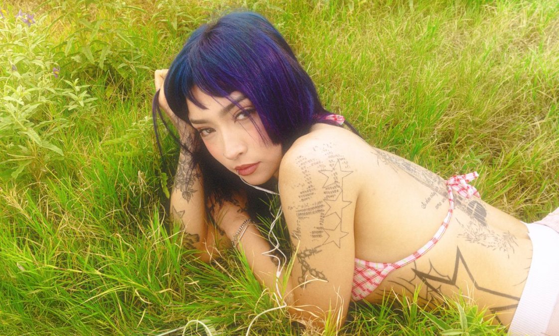 iza-tkm-presenta-‘t-escucho-al-pensar’,-el-primer-sencillo-de-su-album-debut:
