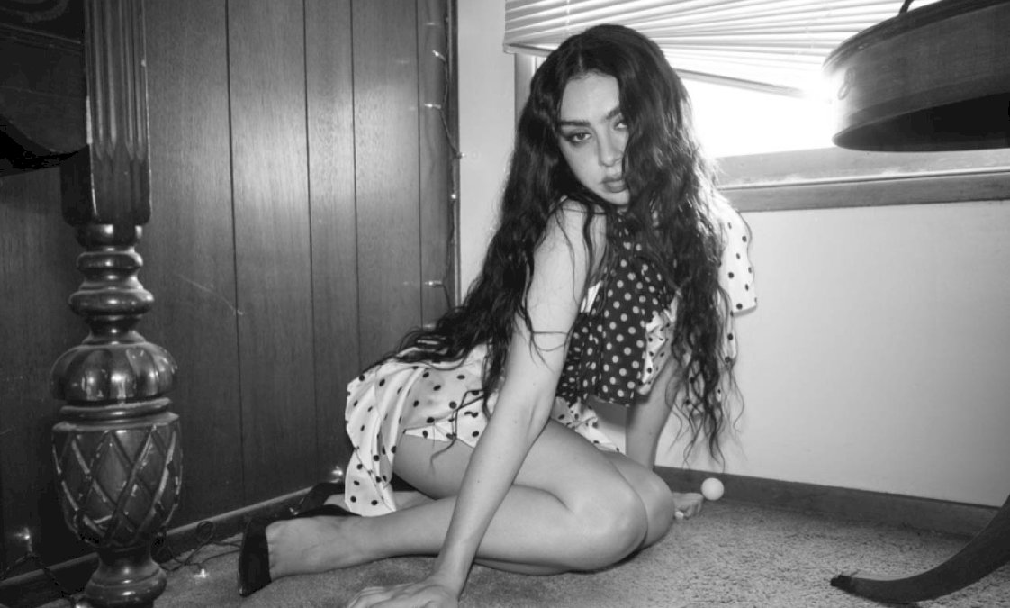 charli-xcx-cree-que-su-proximo-album-podria-“ser-un-fracaso”,-y-eso-no-le-importa