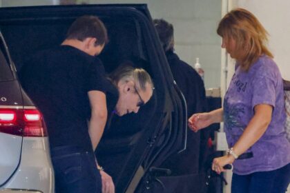 ozzy-osbourne-sigue-sin-poder-caminar-y-lo-trasladan-en-silla-de-ruedas