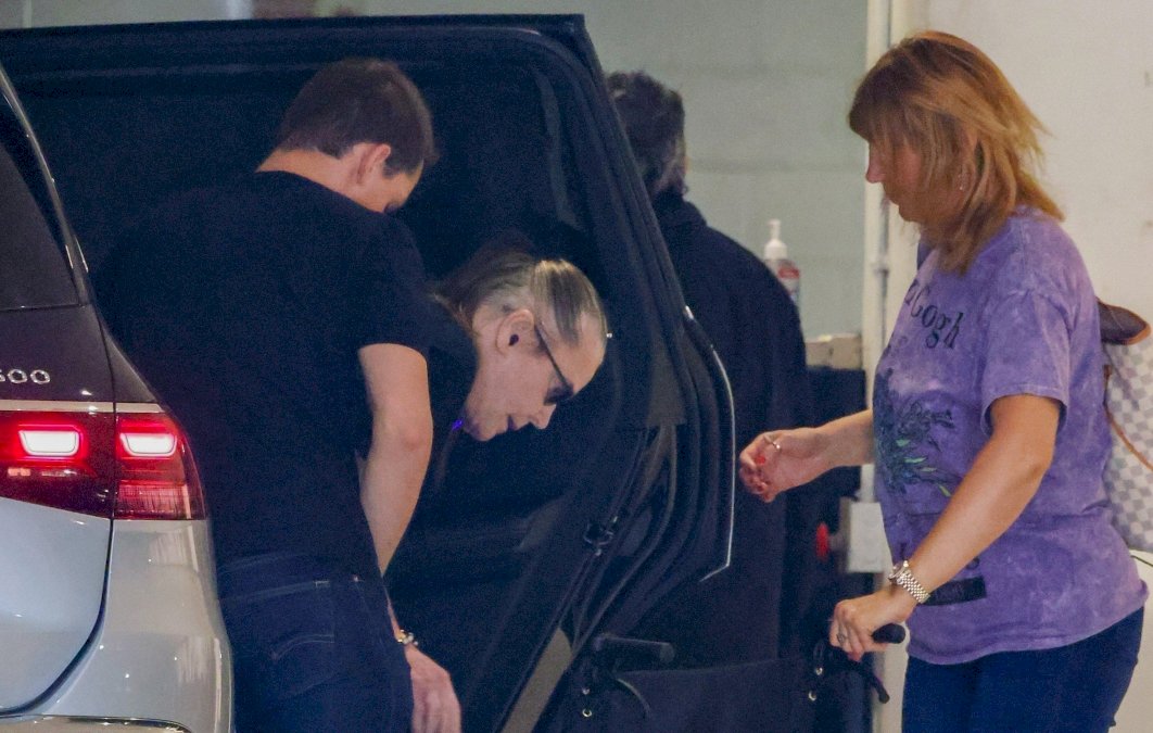 ozzy-osbourne-sigue-sin-poder-caminar-y-lo-trasladan-en-silla-de-ruedas