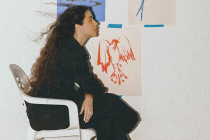 silvana-estrada-vuelve-con-‘como-un-pajaro’,-una-oda-intima-al-silencio-y-la-soledad