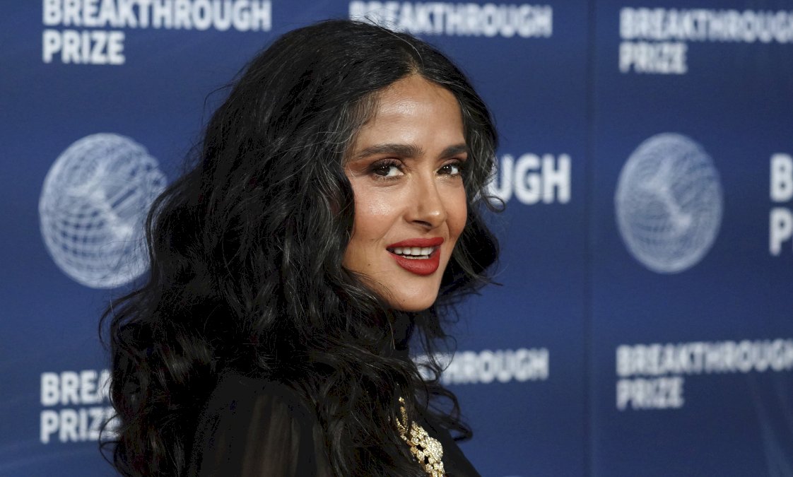 salma-hayek-celebra-25-anos-de-‘dogma’-recordando-su-baile-en-lenceria