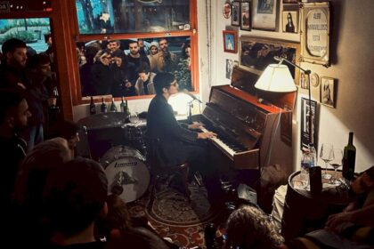 piano-bar:-el-ultimo-e-inesperado-fenomeno-de-la-noche-en-buenos-aires