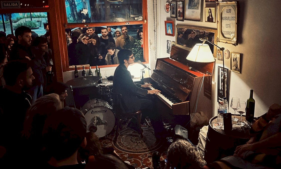 piano-bar:-el-ultimo-e-inesperado-fenomeno-de-la-noche-en-buenos-aires