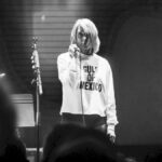 kim-gordon-convierte-‘bye-bye’-en-una-protesta-anti-trump
