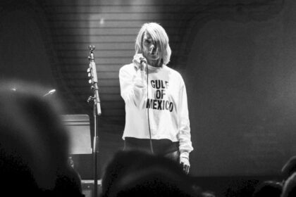 kim-gordon-convierte-‘bye-bye’-en-una-protesta-anti-trump