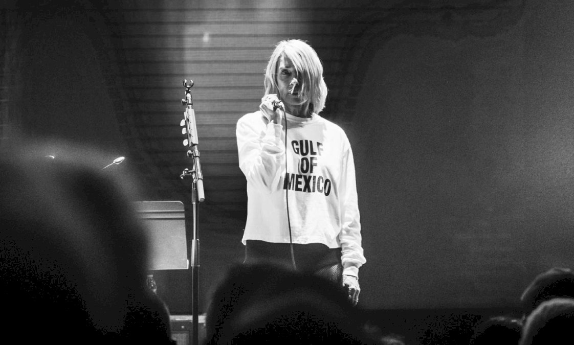 kim-gordon-convierte-‘bye-bye’-en-una-protesta-anti-trump