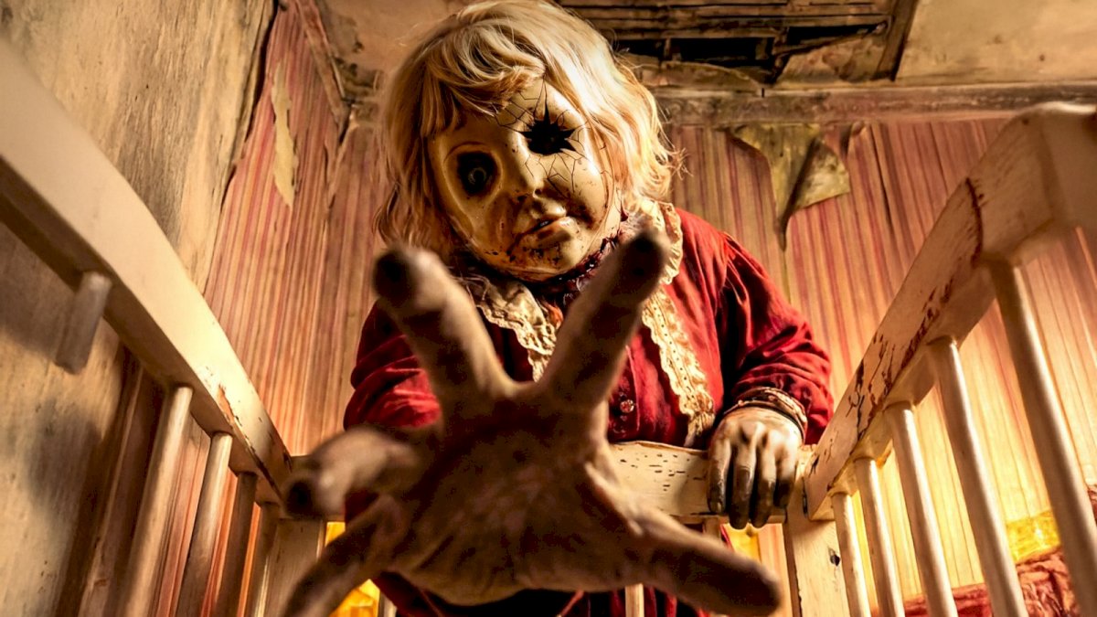 dolly”-muestra-su-rostro-mas-inquietante-en-su-poster-oficial