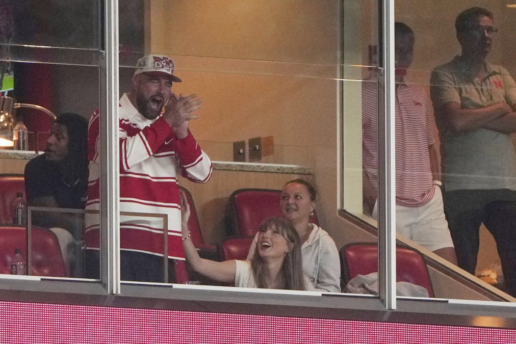 taylor-swift-habria-pospuesto-sus-planes-de-boda