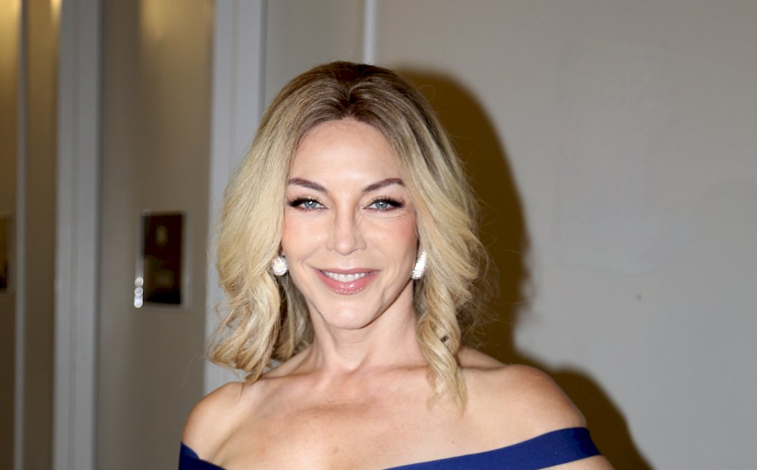 laura-flores-sorprende-con-cambio-de-look-que-la-hace-ver-mas-joven